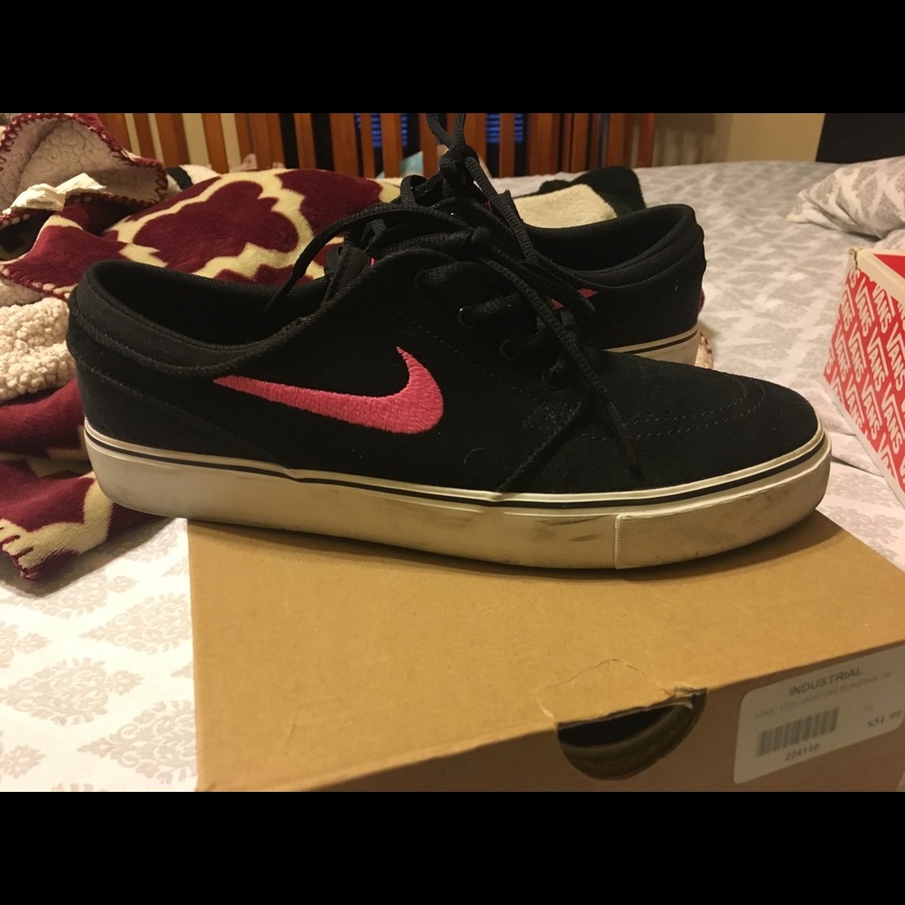 Nikes - Picture 2 of 4